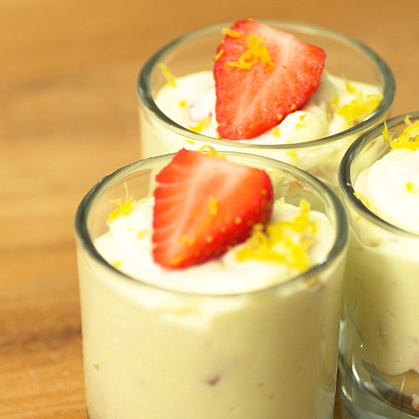Resep Summer ‘Berry Mousse: Creamy Segar dengan Potongan Roasted Almond