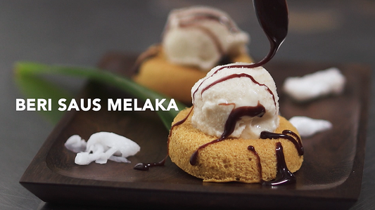 Gula Melaka Cake dengan pendamping Es Puter Kelapa