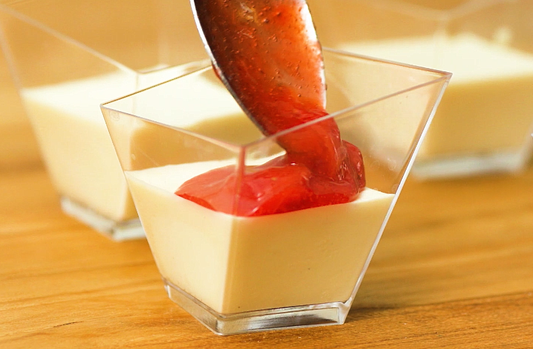 Resep: Strawberry Vanilla Panna Cotta: Merah Putih Cantik nan Segar